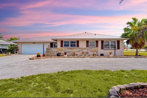House in Port Charlotte, Florida 3 bedrooms, 158.03 sq.m. № 1916385 - photo 2