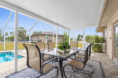 House in Port Charlotte, Florida 3 bedrooms, 158.03 sq.m. № 1916385 - photo 30