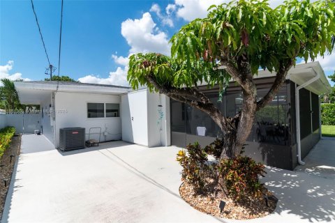 House in Miami, Florida 3 bedrooms, 161.19 sq.m. № 1890771 - photo 30