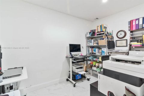 House in Miami, Florida 3 bedrooms, 161.19 sq.m. № 1890771 - photo 22