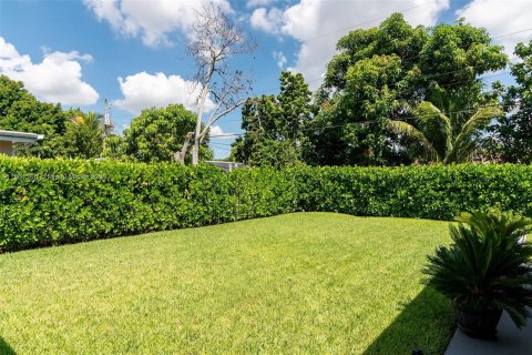 House in Miami, Florida 3 bedrooms, 161.19 sq.m. № 1890771 - photo 27