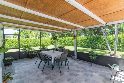 House in Miami, Florida 3 bedrooms, 161.19 sq.m. № 1890771 - photo 24