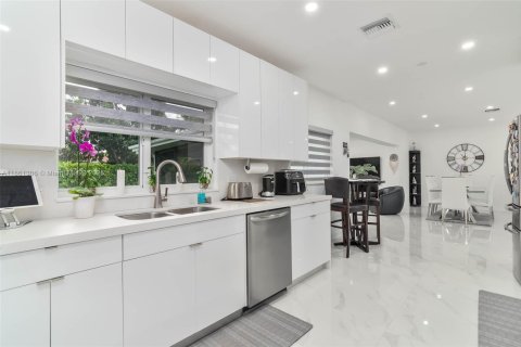 House in Miami, Florida 3 bedrooms, 161.19 sq.m. № 1890771 - photo 19