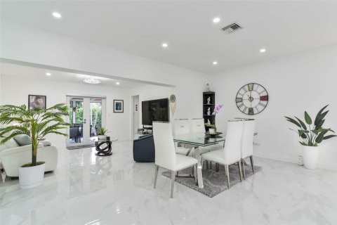 House in Miami, Florida 3 bedrooms, 161.19 sq.m. № 1890771 - photo 16