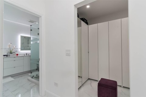 House in Miami, Florida 3 bedrooms, 161.19 sq.m. № 1890771 - photo 10