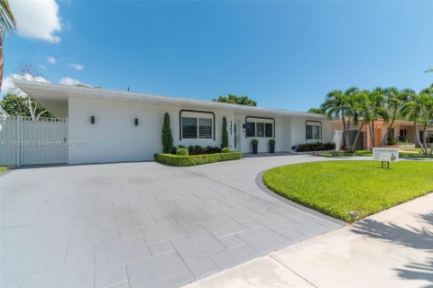 House in Miami, Florida 3 bedrooms, 161.19 sq.m. № 1890771 - photo 2