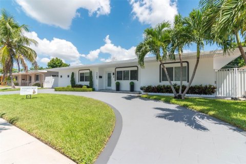House in Miami, Florida 3 bedrooms, 161.19 sq.m. № 1890771 - photo 3