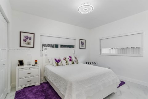 House in Miami, Florida 3 bedrooms, 161.19 sq.m. № 1890771 - photo 13