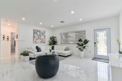 House in Miami, Florida 3 bedrooms, 161.19 sq.m. № 1890771 - photo 5