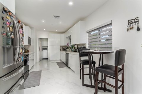 House in Miami, Florida 3 bedrooms, 161.19 sq.m. № 1890771 - photo 17