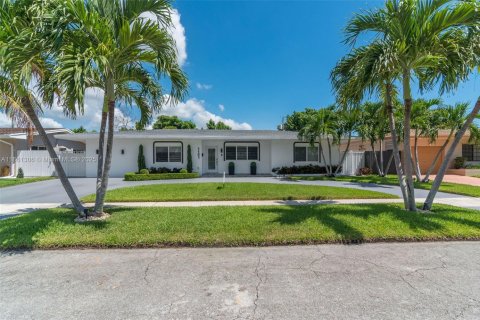 House in Miami, Florida 3 bedrooms, 161.19 sq.m. № 1890771 - photo 1