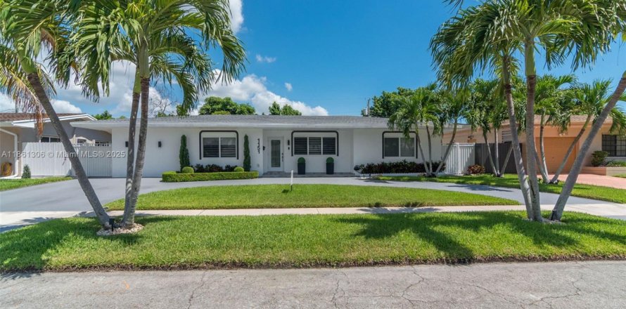 House in Miami, Florida 3 bedrooms, 161.19 sq.m. № 1890771