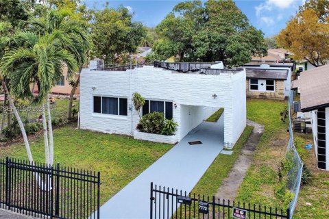 Commercial property in Miami, Florida 124.67 sq.m. № 2091068