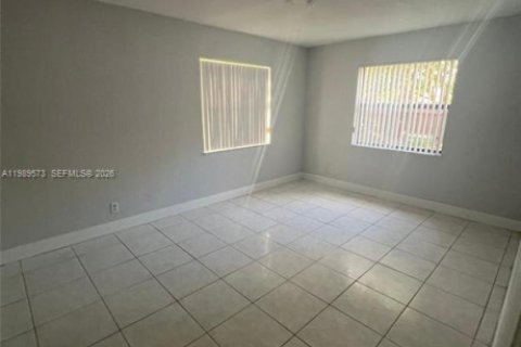 House in Hallandale Beach, Florida 2 bedrooms, 211.35 sq.m. № 2056108 - photo 4