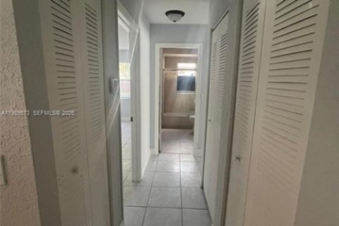 House in Hallandale Beach, Florida 2 bedrooms, 211.35 sq.m. № 2056108 - photo 8