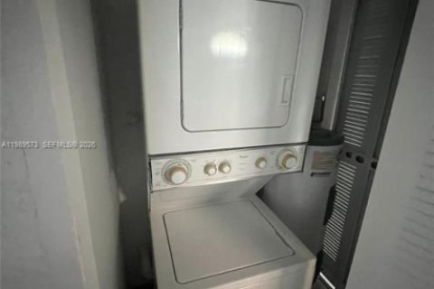 House in Hallandale Beach, Florida 2 bedrooms, 211.35 sq.m. № 2056108 - photo 2