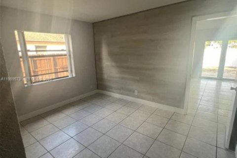 House in Hallandale Beach, Florida 2 bedrooms, 211.35 sq.m. № 2056108 - photo 5