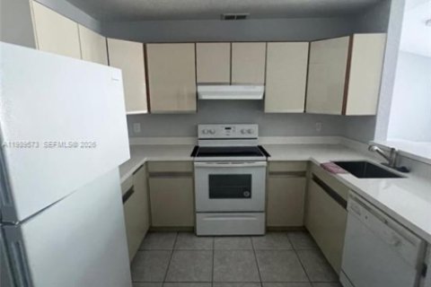 House in Hallandale Beach, Florida 2 bedrooms, 211.35 sq.m. № 2056108