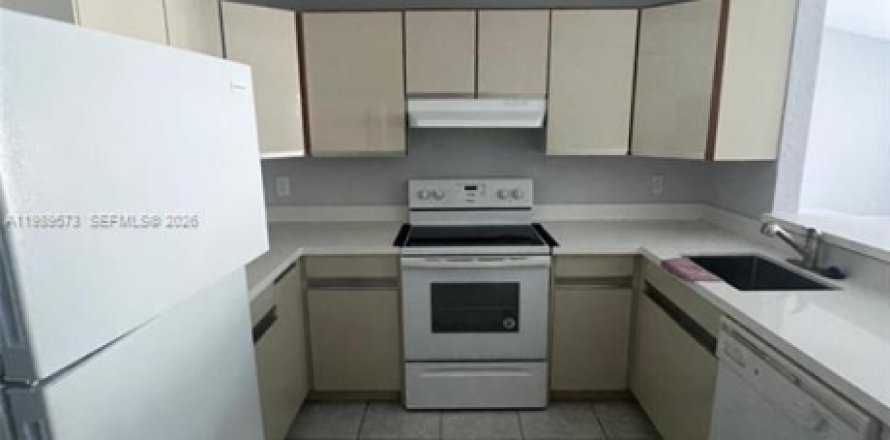 House in Hallandale Beach, Florida 2 bedrooms, 211.35 sq.m. № 2056108