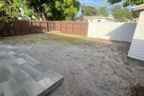 House in Hallandale Beach, Florida 2 bedrooms, 211.35 sq.m. № 2056108 - photo 3