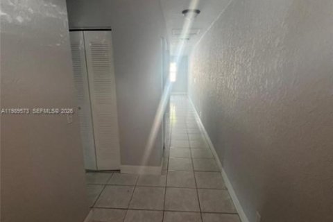 House in Hallandale Beach, Florida 2 bedrooms, 211.35 sq.m. № 2056108 - photo 6