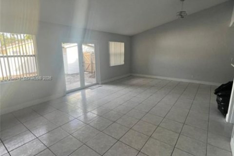 House in Hallandale Beach, Florida 2 bedrooms, 211.35 sq.m. № 2056108 - photo 10