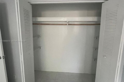 House in Hallandale Beach, Florida 2 bedrooms, 211.35 sq.m. № 2056108 - photo 11