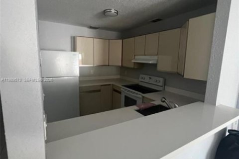 House in Hallandale Beach, Florida 2 bedrooms, 211.35 sq.m. № 2056108 - photo 9