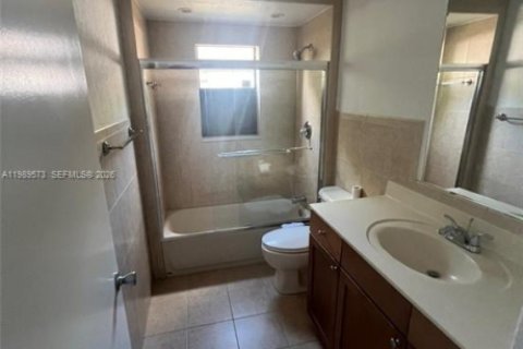 House in Hallandale Beach, Florida 2 bedrooms, 211.35 sq.m. № 2056108 - photo 7