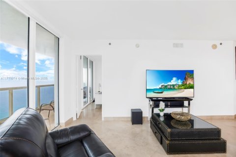 Condo in Hallandale Beach, Florida, 2 bedrooms  № 1865306 - photo 15