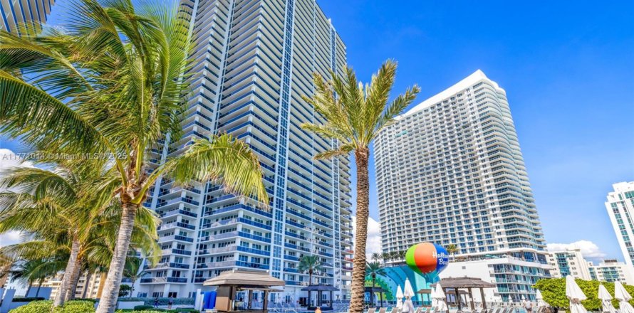 Condo in Hallandale Beach, Florida, 2 bedrooms  № 1865306