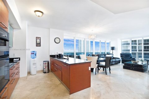 Condo in Hallandale Beach, Florida, 2 bedrooms  № 1865306 - photo 9
