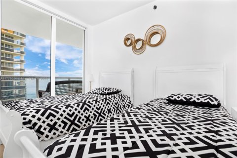 Condo in Hallandale Beach, Florida, 2 bedrooms  № 1865306 - photo 17