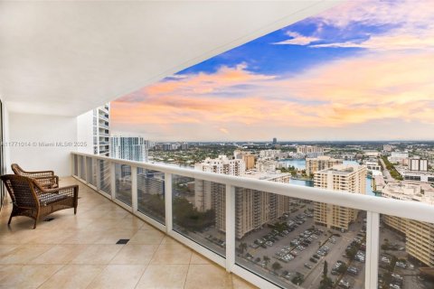 Condo in Hallandale Beach, Florida, 2 bedrooms  № 1865306 - photo 12