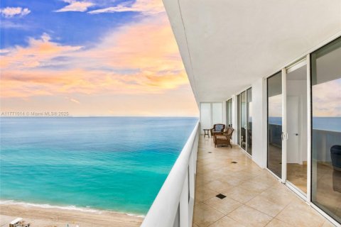 Condo in Hallandale Beach, Florida, 2 bedrooms  № 1865306 - photo 10