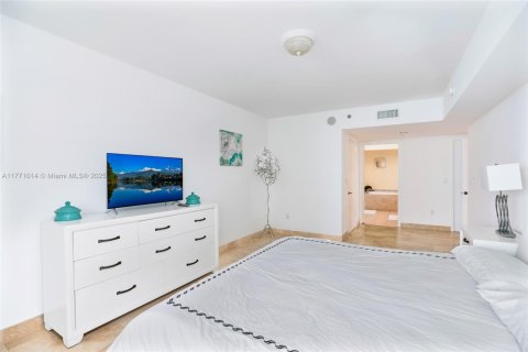 Condo in Hallandale Beach, Florida, 2 bedrooms  № 1865306 - photo 19