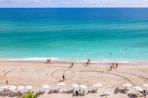 Condo in Hallandale Beach, Florida, 2 bedrooms  № 1865306 - photo 8