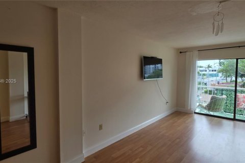 Condo in Miami, Florida, 1 bedroom  № 1952537 - photo 22