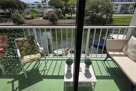 Condo in Miami, Florida, 1 bedroom  № 1952537 - photo 1
