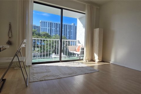 Condo in Miami, Florida, 1 bedroom  № 1952537 - photo 2