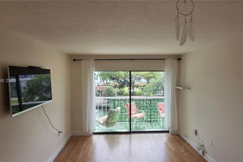 Condo in Miami, Florida, 1 bedroom  № 1952537 - photo 19