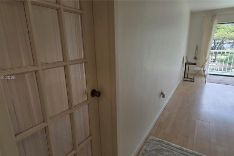 Condo in Miami, Florida, 1 bedroom  № 1952537 - photo 17