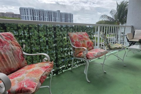 Condo in Miami, Florida, 1 bedroom  № 1952537 - photo 16