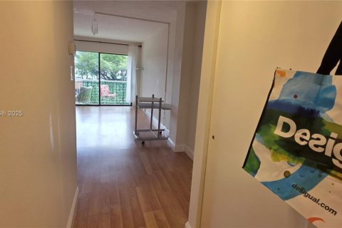 Condo in Miami, Florida, 1 bedroom  № 1952537 - photo 27
