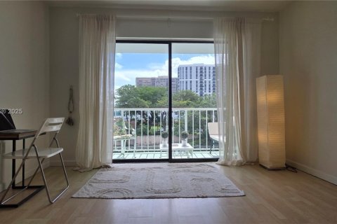 Condo in Miami, Florida, 1 bedroom  № 1952537 - photo 11