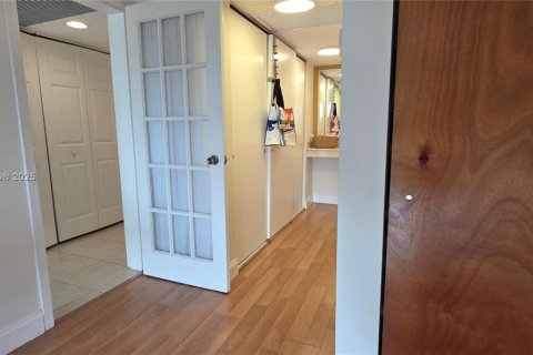 Condo in Miami, Florida, 1 bedroom  № 1952537 - photo 20
