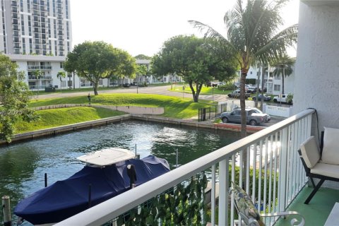 Condo in Miami, Florida, 1 bedroom  № 1952537 - photo 4