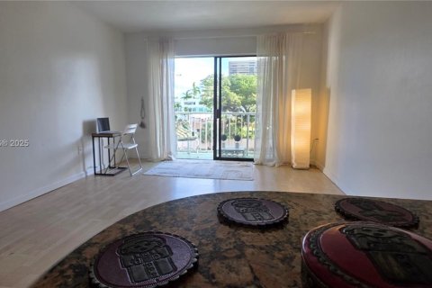 Condo in Miami, Florida, 1 bedroom  № 1952537 - photo 8