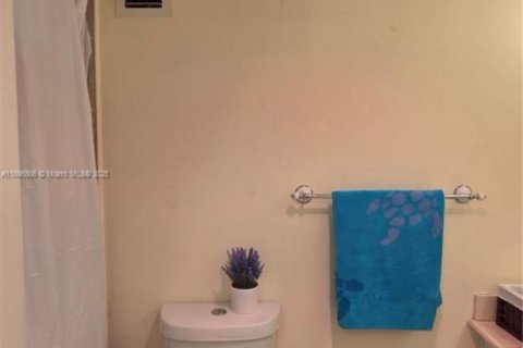 Condo in Miami, Florida, 1 bedroom  № 1952537 - photo 25