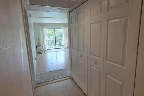 Condo in Miami, Florida, 1 bedroom  № 1952537 - photo 15